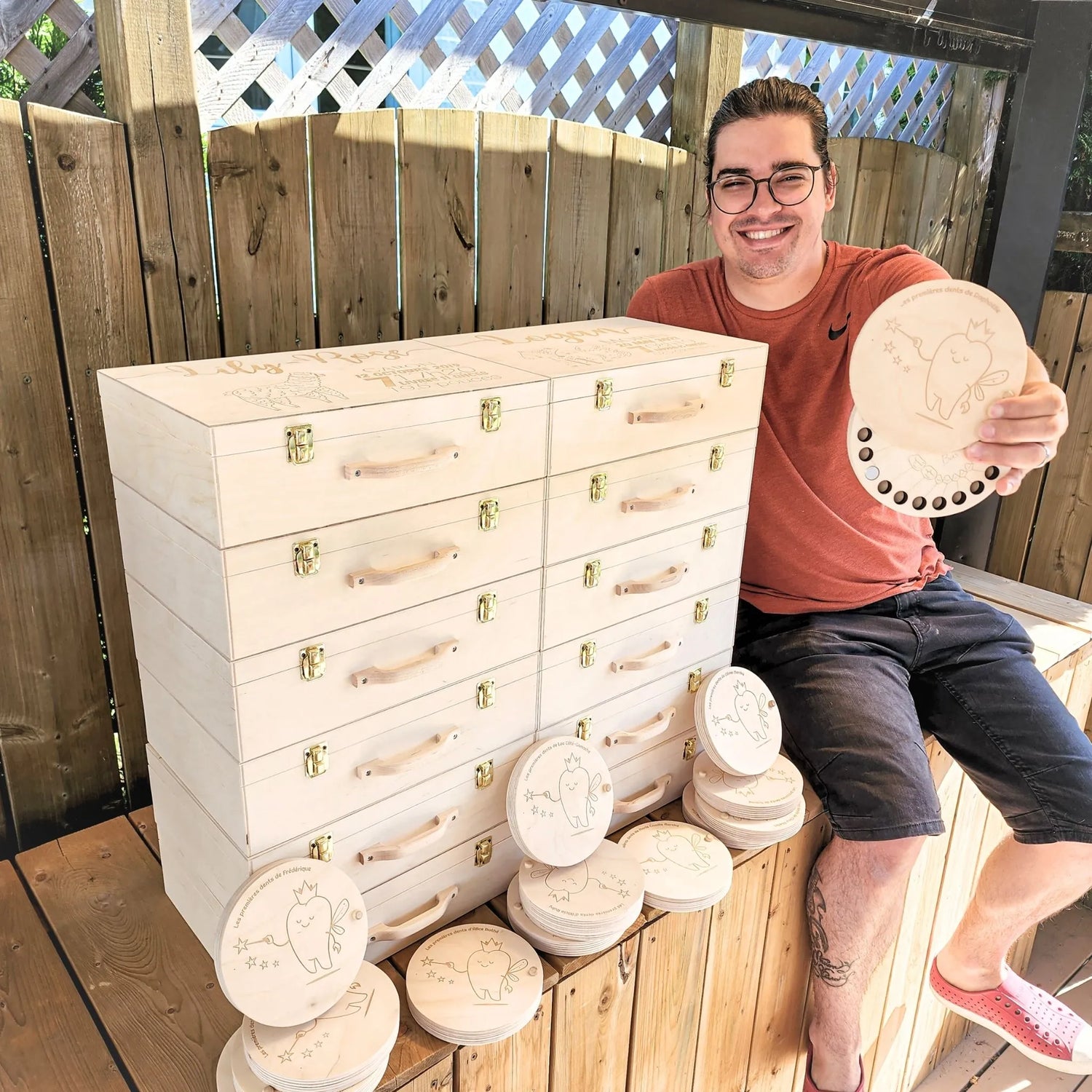 Keven Dufour, l'artisan derrière Souvenirs du Hangar, accompagné des valises de naissance et de la boîte à dents qu'il réalise sur mesure de façon artisanale et écoresponsable au Québec