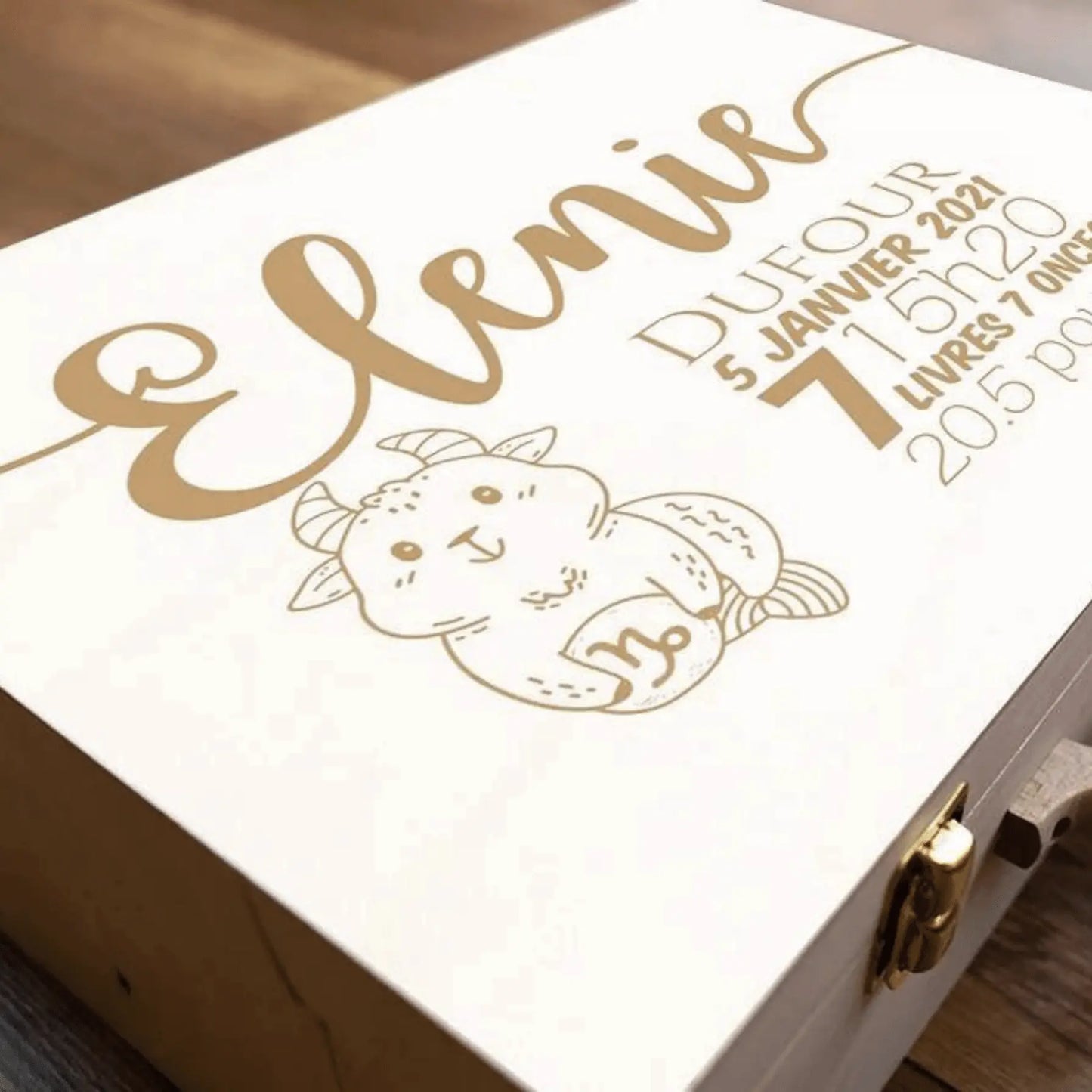 Souvenirs du Hangar, Valise de souvenirs de naissance en bois de fabrication artisanale québécoise et personnalisable selon le signe astrologique de l'enfant