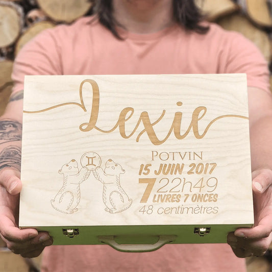 Souvenirs du Hangar, Valise de souvenirs de naissance en bois de fabrication artisanale québécoise et personnalisable selon le signe astrologique de l'enfant