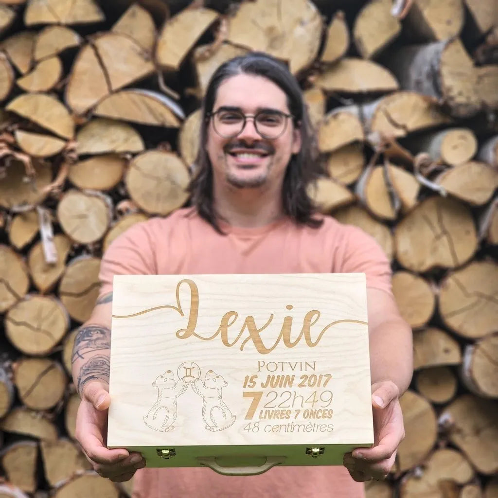 Keven Dufour l'artisan de Souvenirs du Hangar et l'une de ses créations, la valise astrologique, réalisée en bois de bouleau de façon artisanale au Québec