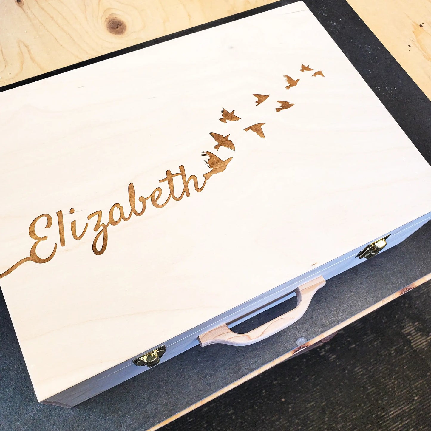 Souvenirs du Hangar, Valise de souvenirs commémorative en bois de fabrication artisanale québécoise et personnalisable avec une photographie et le nom de la personne décédée