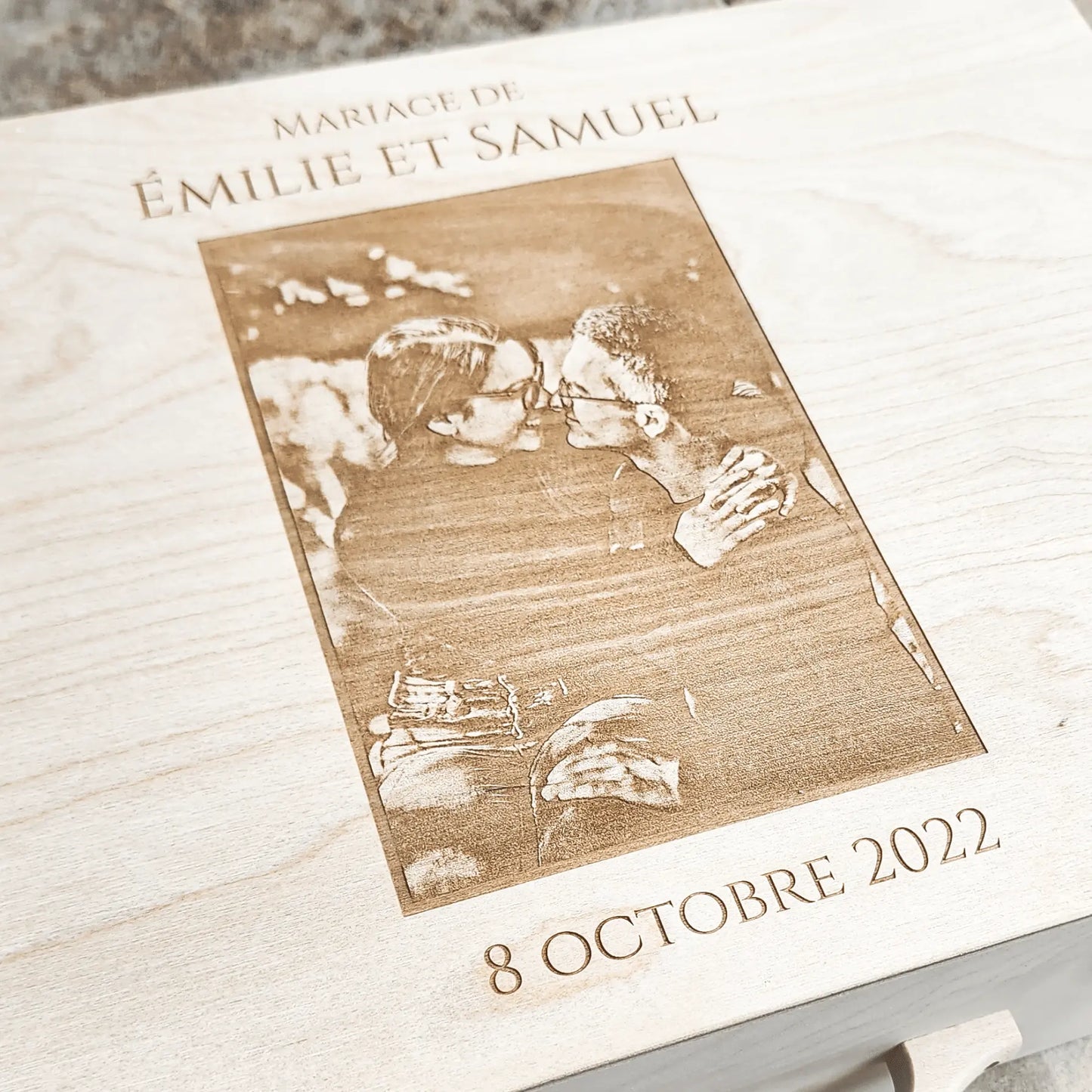 Souvenirs du Hangar, Valise de souvenirs de mariage en bois de fabrication artisanale québécoise et personnalisable avec une poignée en érable