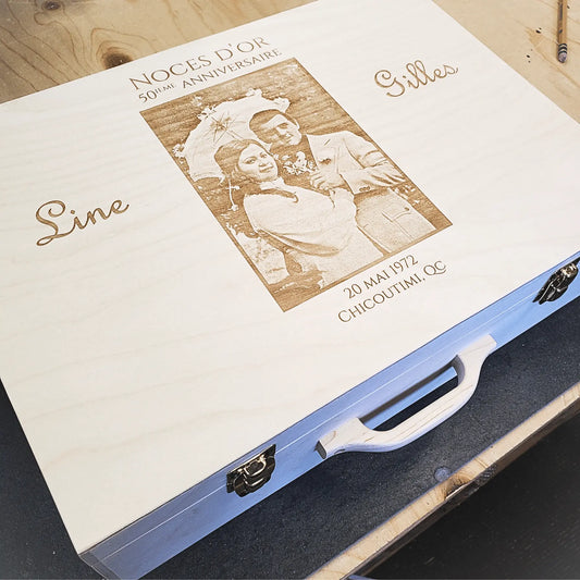 Souvenirs du Hangar, Valise de souvenirs de mariage en bois de fabrication artisanale québécoise et personnalisable avec une poignée en érable
