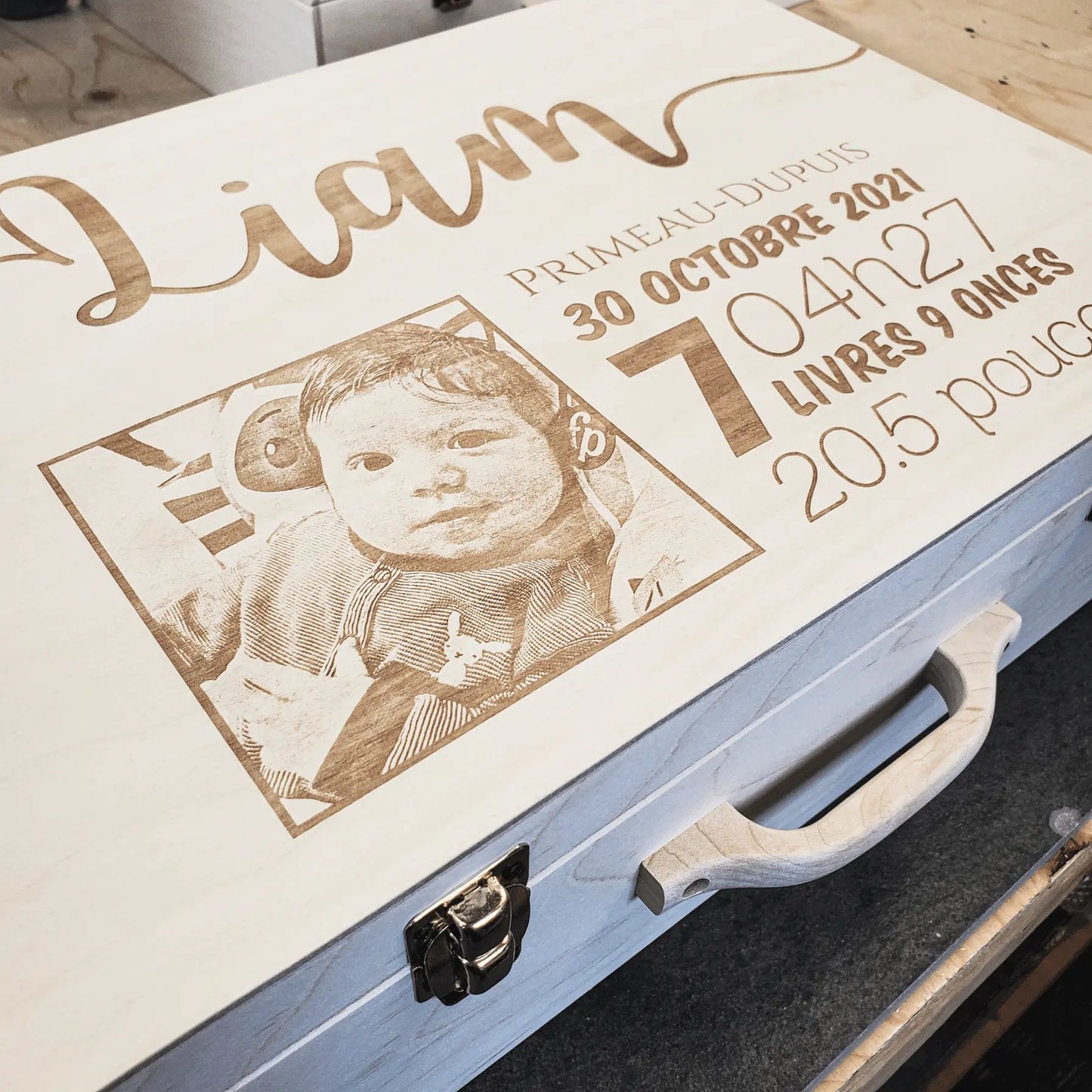 Souvenirs du Hangar, Valise de souvenirs de naissance en bois de fabrication artisanale québécoise et personnalisable avec une photographie de l'enfant