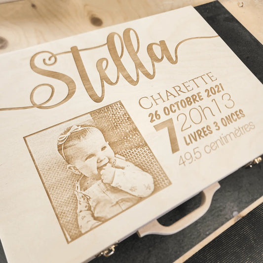 Souvenirs du Hangar, Valise de souvenirs de naissance en bois de fabrication artisanale québécoise et personnalisable avec une photographie de l'enfant