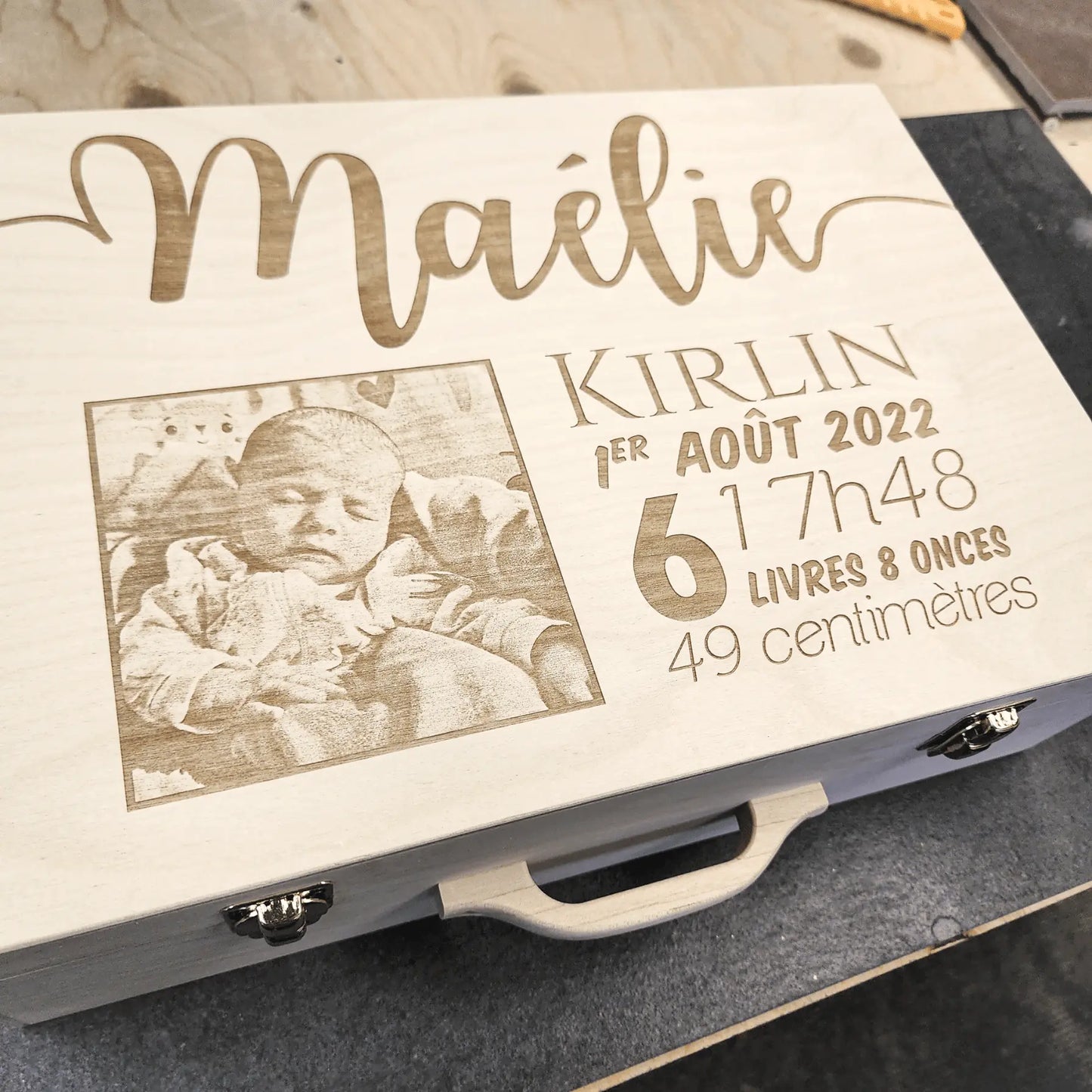 Souvenirs du Hangar, Valise de souvenirs de naissance en bois de fabrication artisanale québécoise et personnalisable avec une photographie de l'enfant