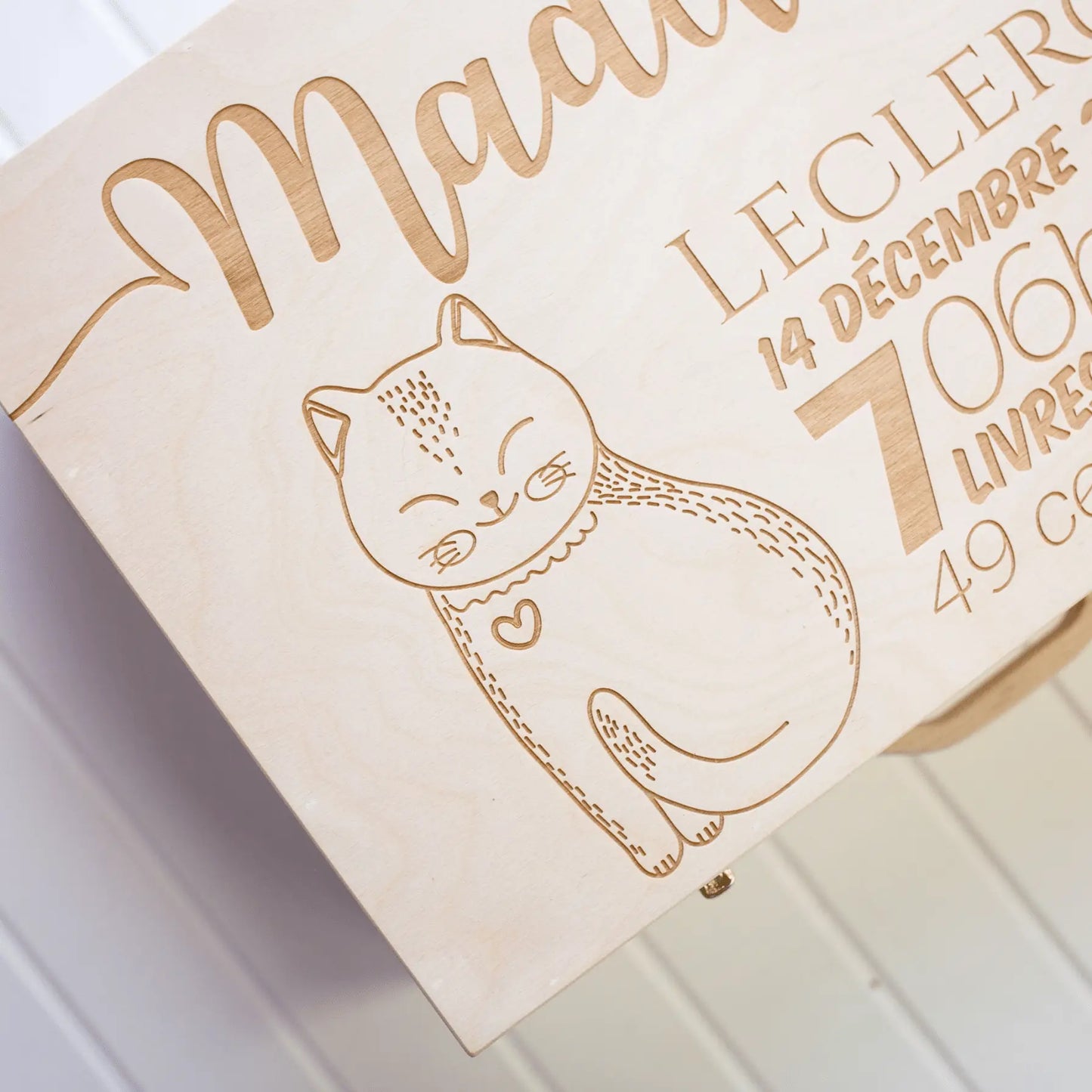Souvenirs du Hangar, Valise de souvenirs de naissance en bois de fabrication artisanale québécoise et personnalisable avec une illustration d'un animal
