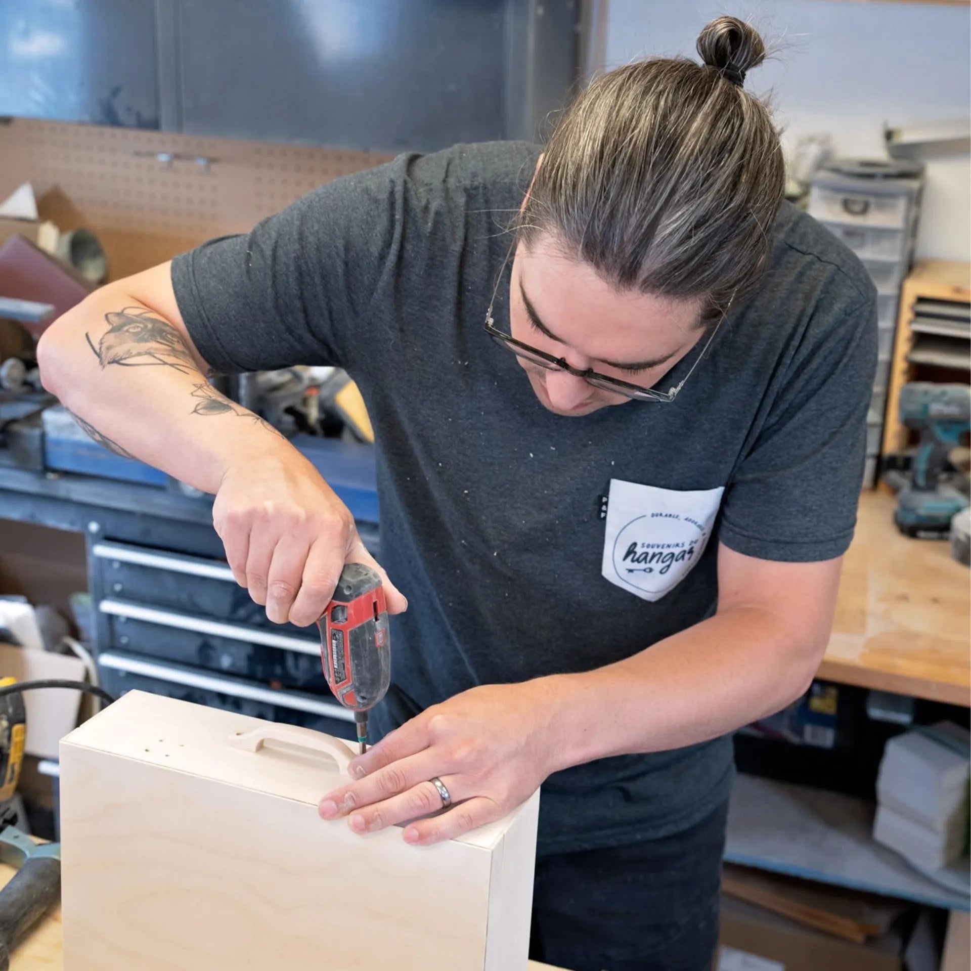 Keven Dufour - Artisan derrière Souvenirs du Hangar, fabriquant l'une des valises de souvenirs dans son atelier au Québec