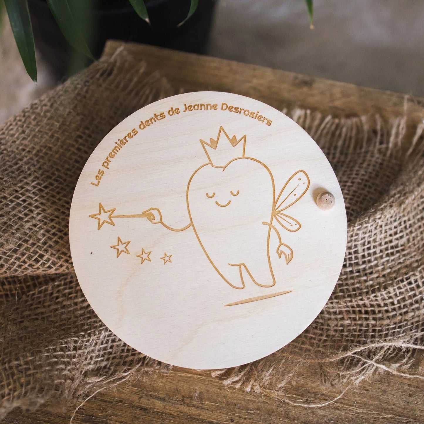 Boite à dents en bois de fabrication artisanale québécoise, mettant en vedette la fée des dents et personnalisable au nom de l'enfant