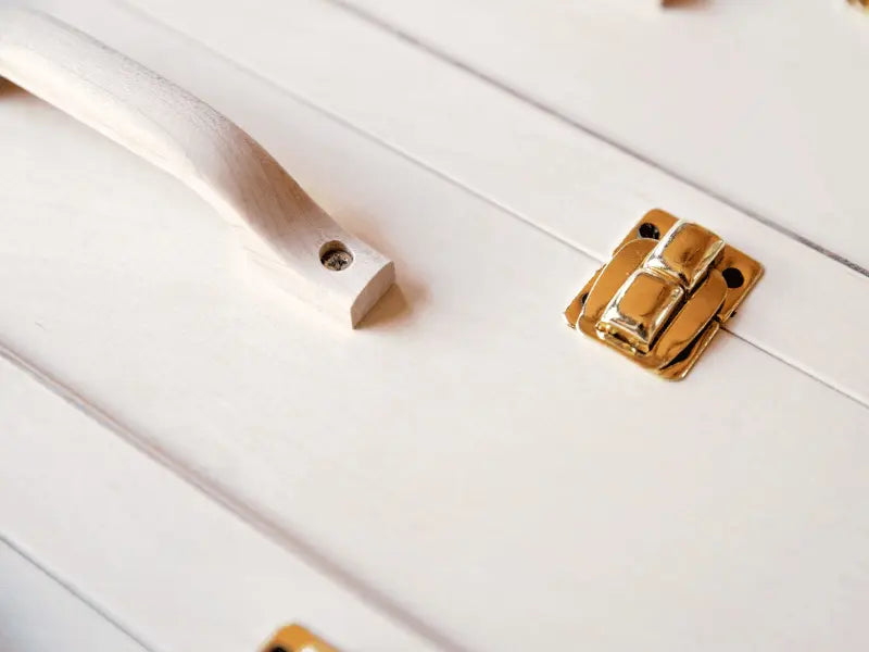 La valise de souvenirs en bois est fabriquée artisanalement au Québec avec soin et comprend une poignée en érable ainsi qu'un fermoir en laiton