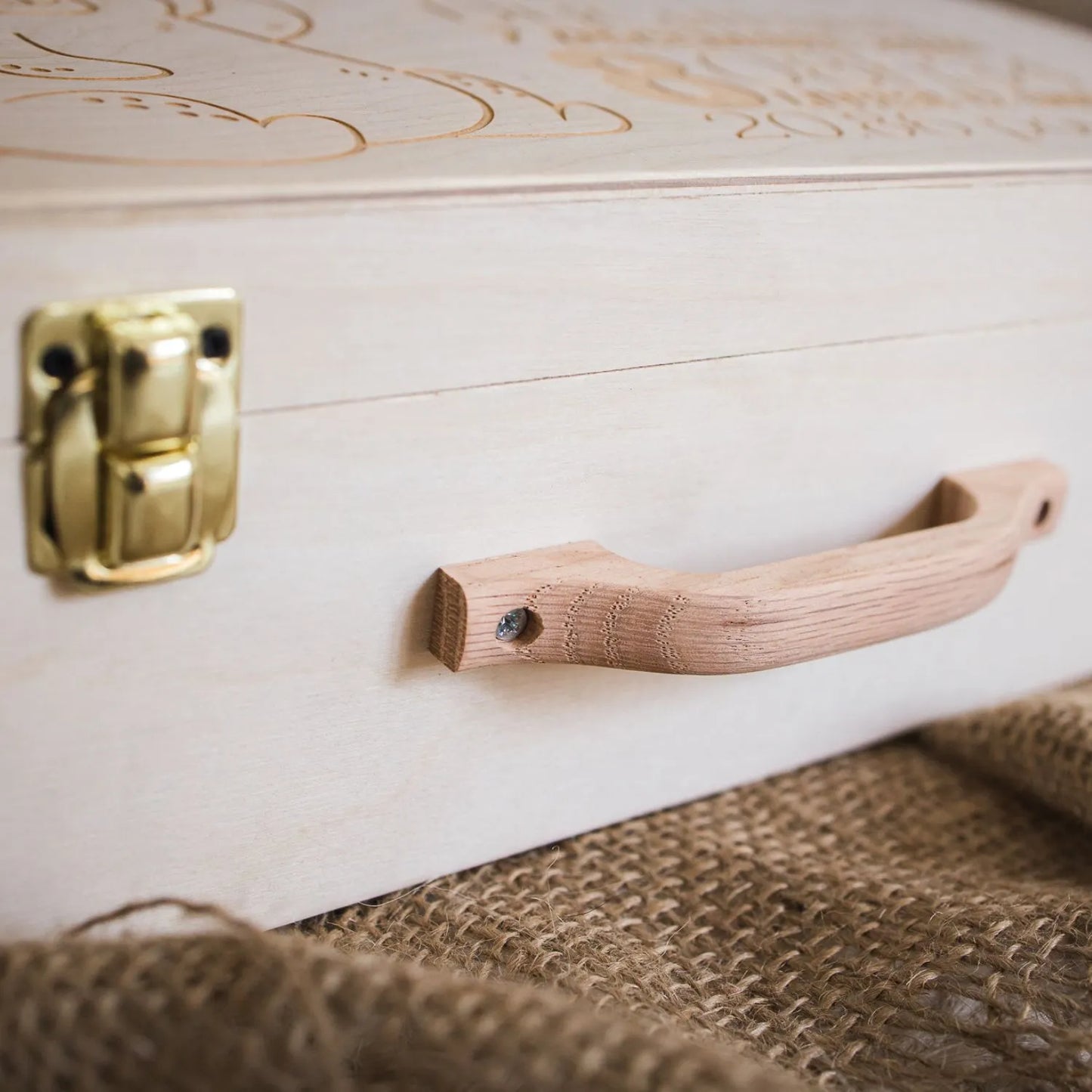 Souvenirs du Hangar, Valise de souvenirs en bois de fabrication artisanale et personnalisable avec une poignée en érable