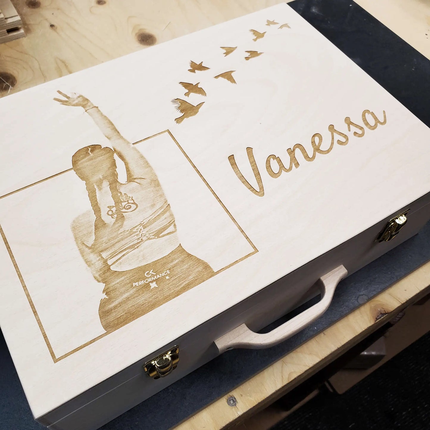 Souvenirs du Hangar, Valise de souvenirs commémorative en bois de fabrication artisanale québécoise et personnalisable avec une photographie et le nom de la personne décédée