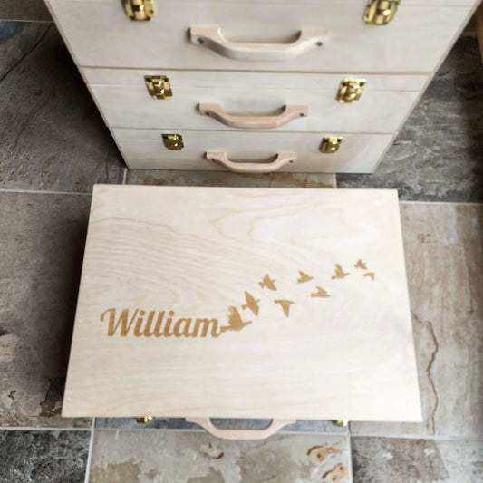 Souvenirs du Hangar, Valise de souvenirs commémorative en bois de fabrication artisanale québécoise et personnalisable avec une photographie et le nom de la personne décédée