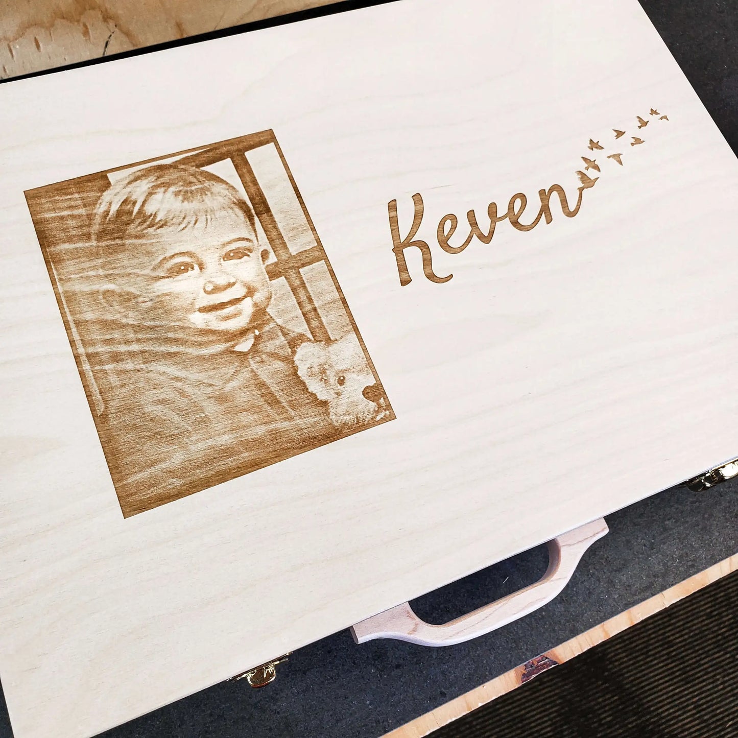 Souvenirs du Hangar, Valise de souvenirs commémorative en bois de fabrication artisanale québécoise et personnalisable avec une photographie et le nom de la personne décédée