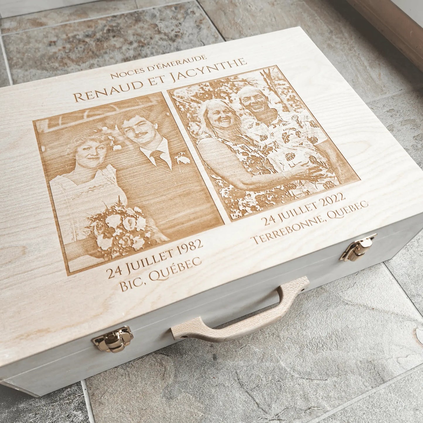 Souvenirs du Hangar, Valise de souvenirs de mariage en bois de fabrication artisanale québécoise et personnalisable avec une poignée en érable