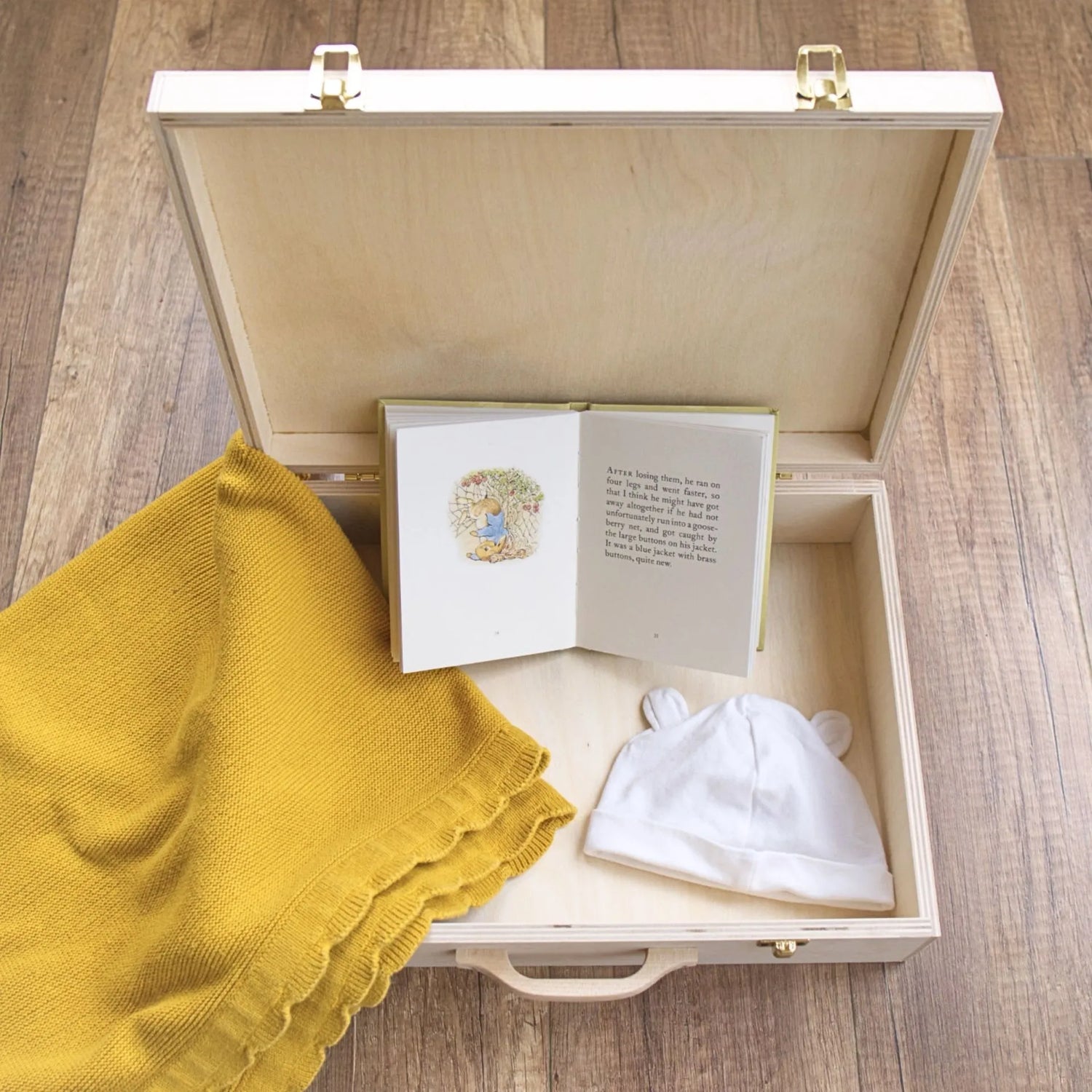 La valise de naissance en bois renferme les souvenirs de l'enfant
