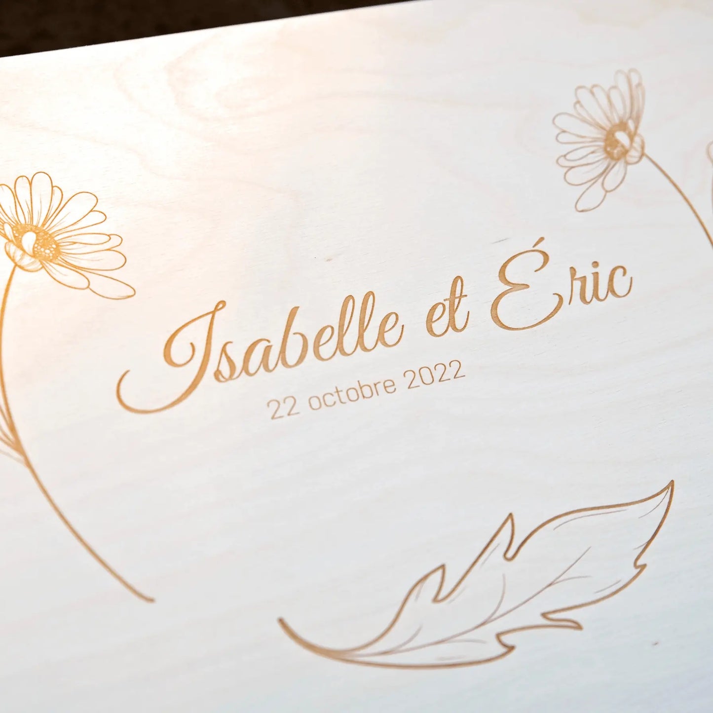 Souvenirs du Hangar, Valise de souvenirs de mariage en bois de fabrication artisanale et personnalisable
