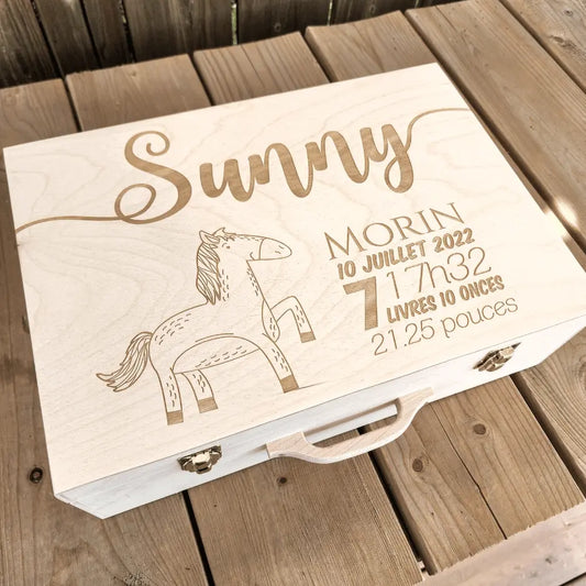 Souvenirs du Hangar, Valise de souvenirs de naissance en bois de fabrication artisanale québécoise et personnalisable avec une illustration d'un animal
