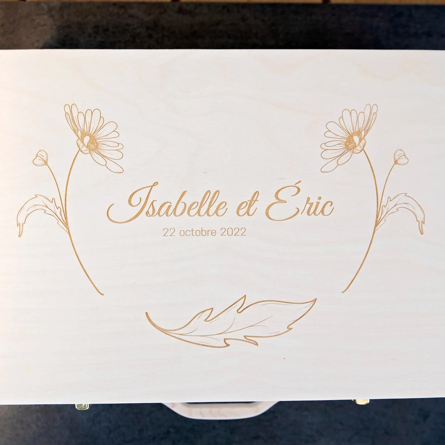 Souvenirs du Hangar, Valise de souvenirs de mariage en bois de fabrication artisanale québécoise et personnalisable avec une poignée en érable