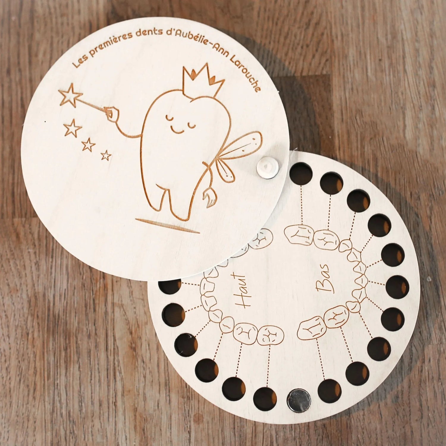La boite à dents affichant la fée des dents comprend un espace pour ranger chacune des dents de lait de l'enfant. Son couvercle pivotant aimanté en fait une façon pratique et esthétique de conserver les dents de bébé. 