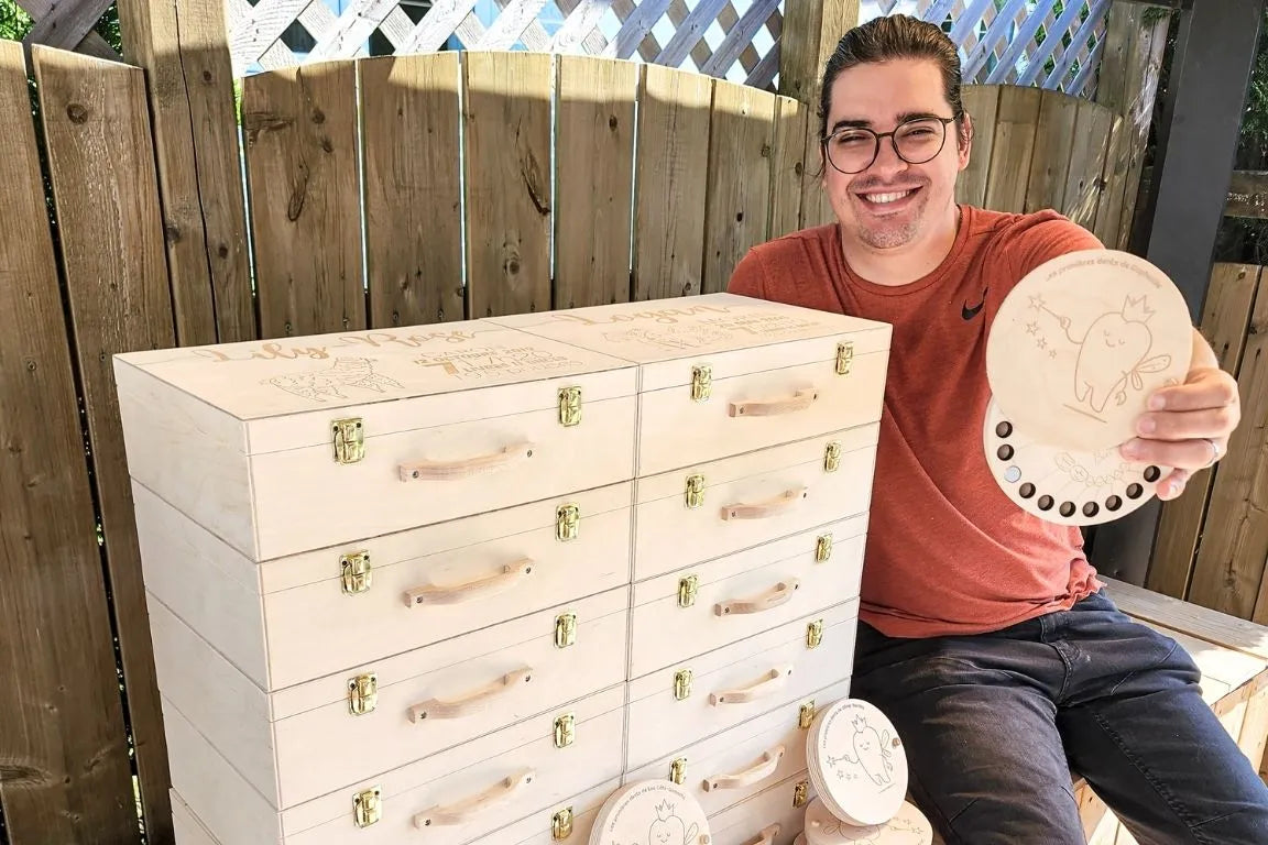 Keven Dufour artisan derrière Souvenirs du Hangar accompagné de ses créations, les valises de naissance souvenir et la boite à dents