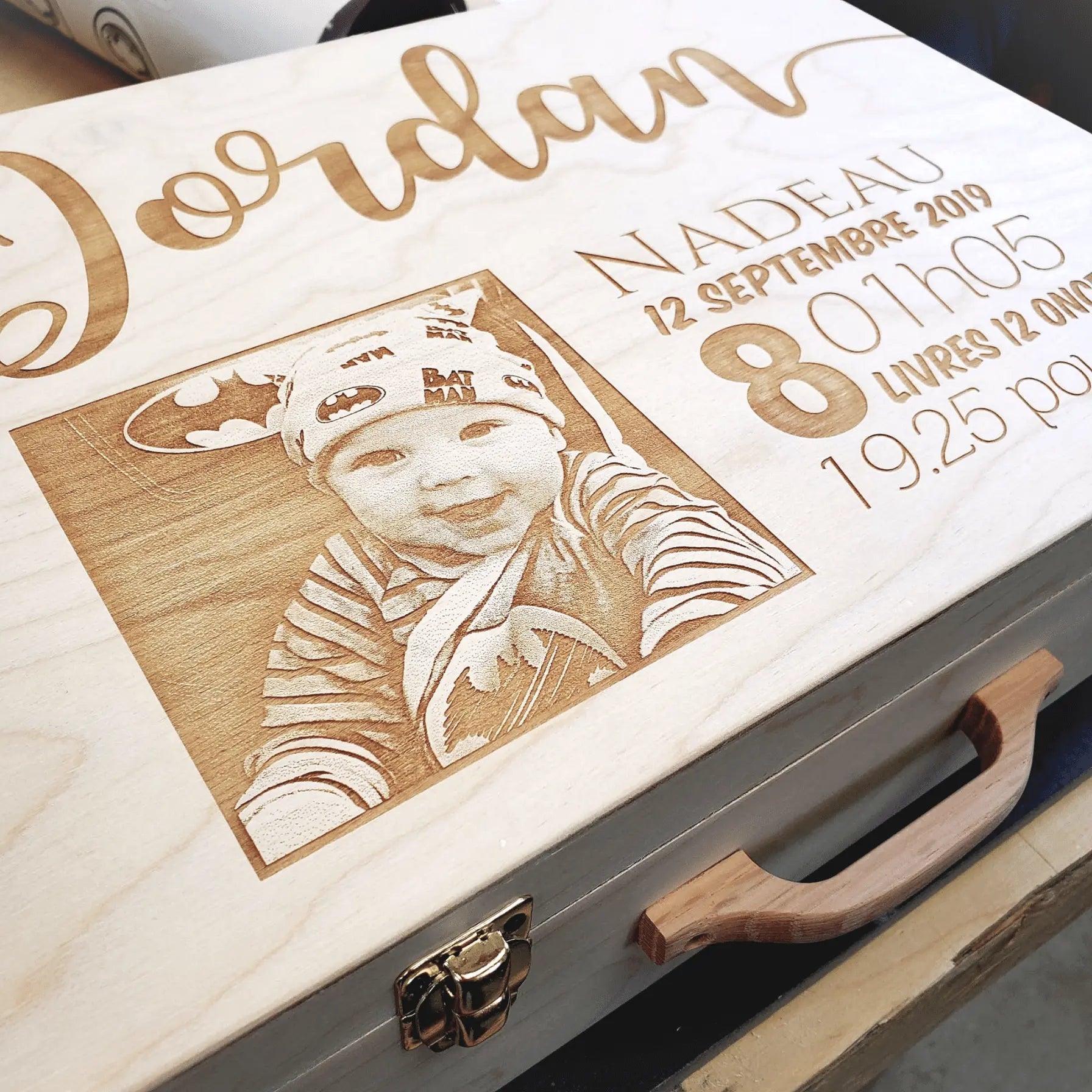 Souvenirs du Hangar, Valise de souvenirs de naissance en bois de fabrication artisanale québécoise et personnalisable avec une photographie de l'enfant