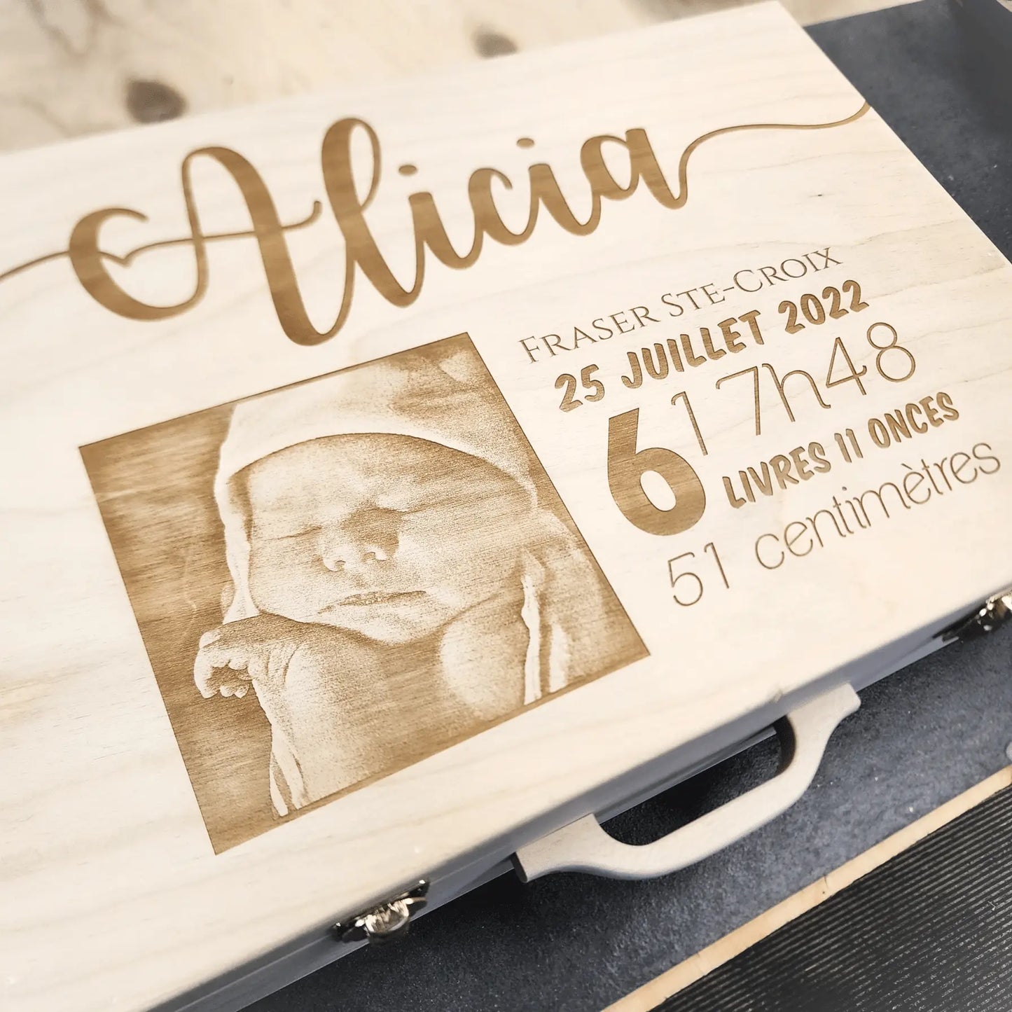 Souvenirs du Hangar, Valise de souvenirs de naissance en bois de fabrication artisanale québécoise et personnalisable avec une photographie de l'enfant