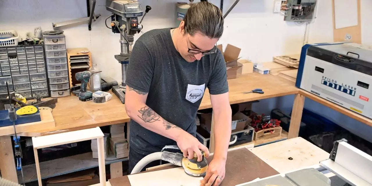 Keven Dufour l'artisan derrière Souvenirs du Hangar travaille les valises de souvenirs et boite à dents en bois dans son atelier au Québec