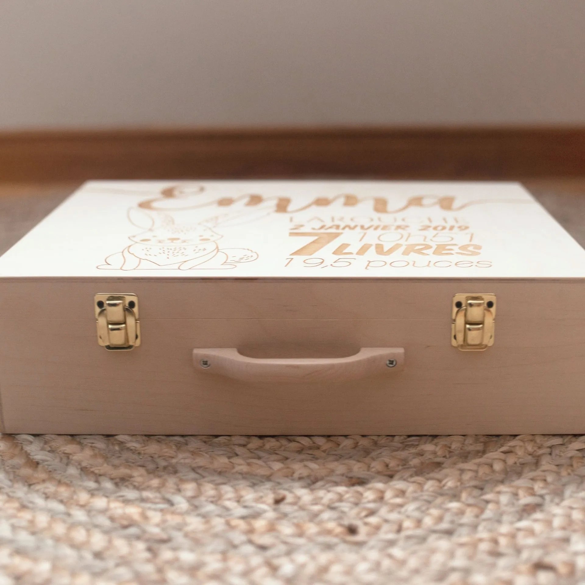 la valise de souvenirs en bois de bouleau et poignée en érable est personnalisable et réalisée de façon artisanale au Québec
